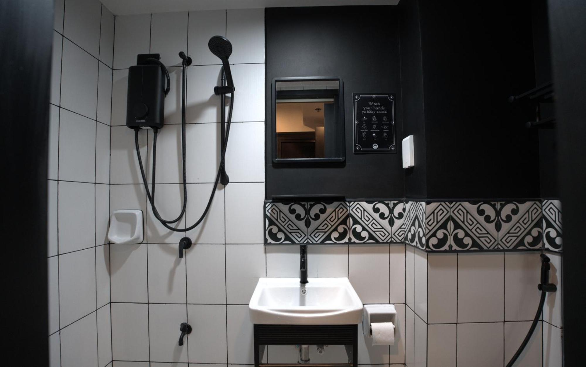 Mad Monkey Manila Hostel Makati City Ngoại thất bức ảnh