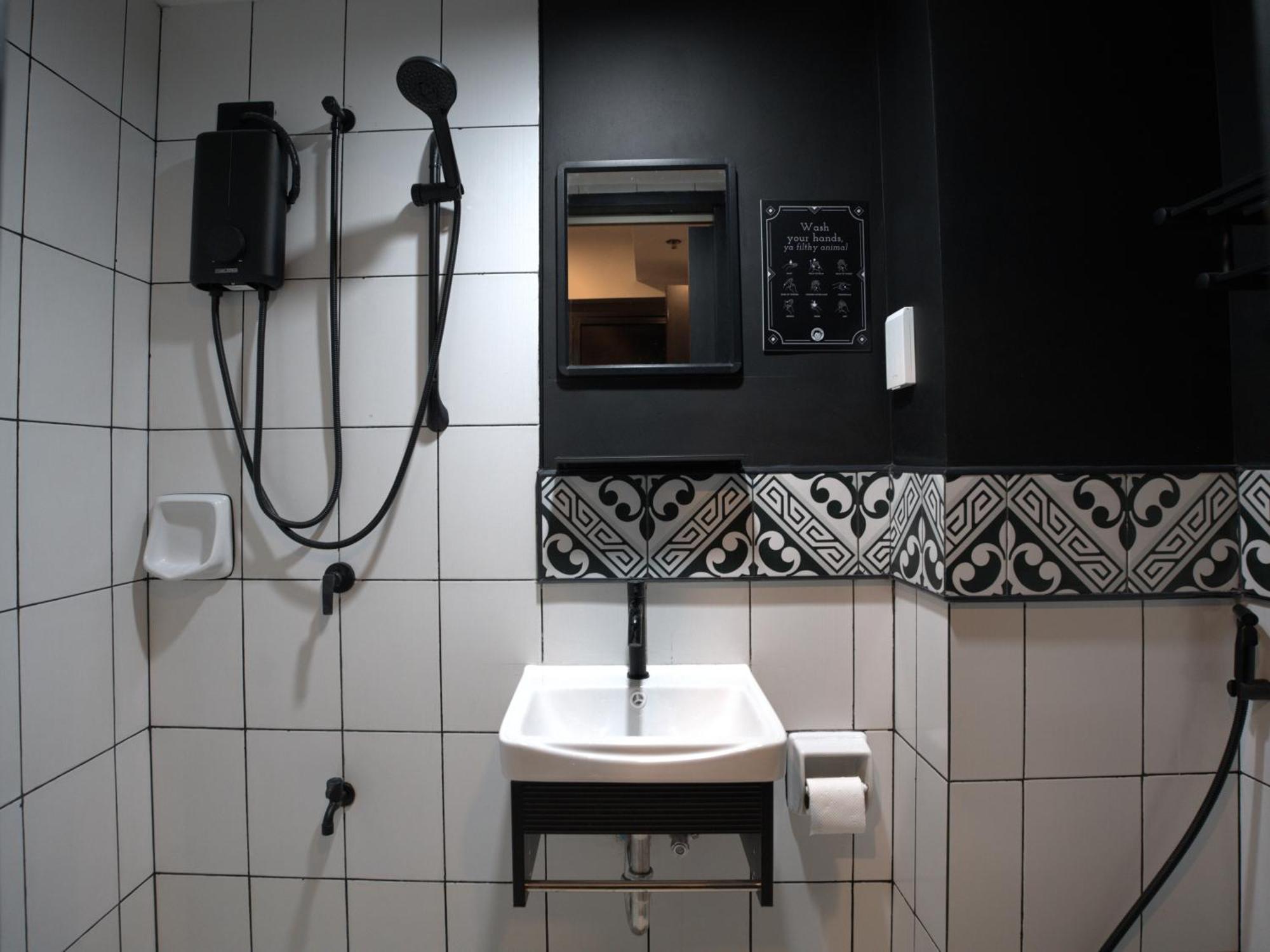 Mad Monkey Manila Hostel Makati City Ngoại thất bức ảnh